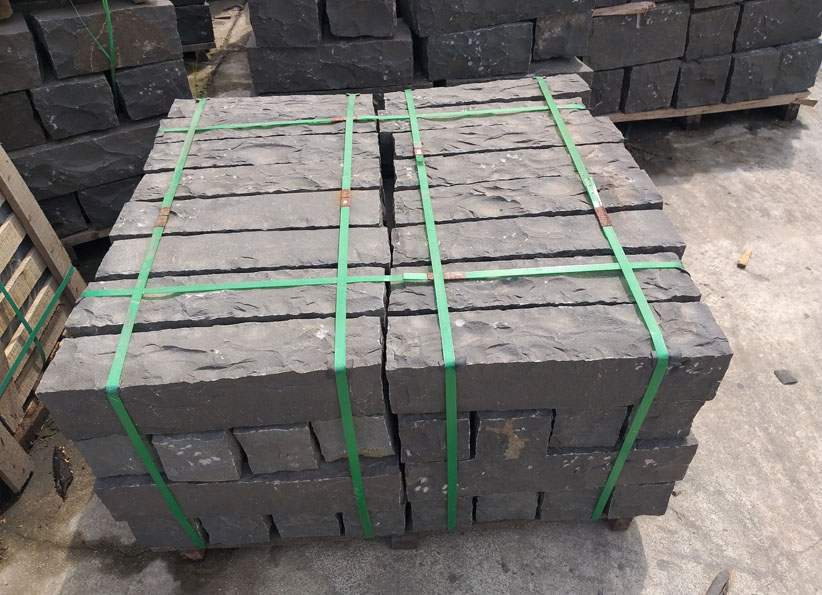 블랙바쟌 경계석 001.jpg